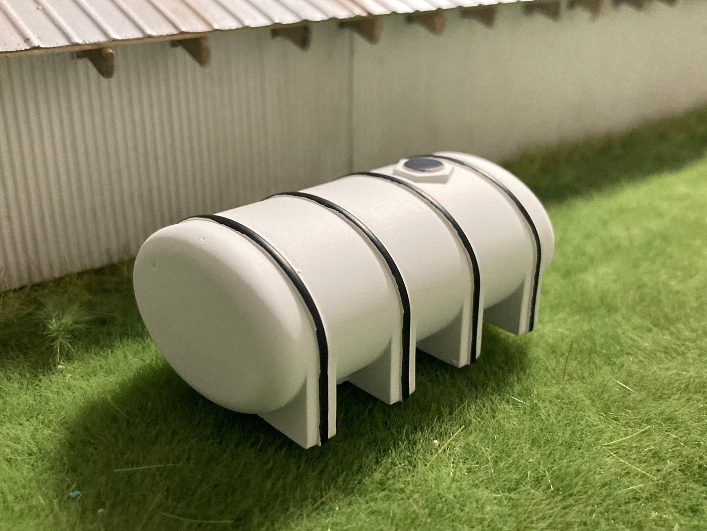 1/64 2,350 Gallon Leg Tank White