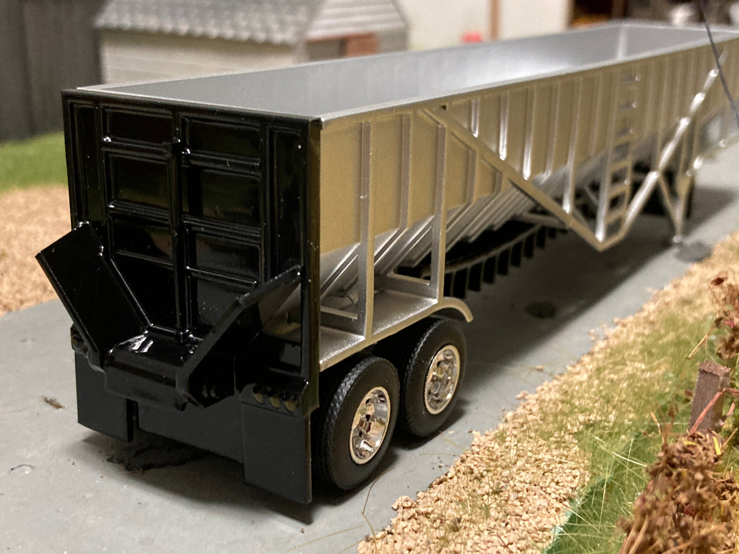 1/64 Live Bottom Belt Trailer Tandem Axle Black Door