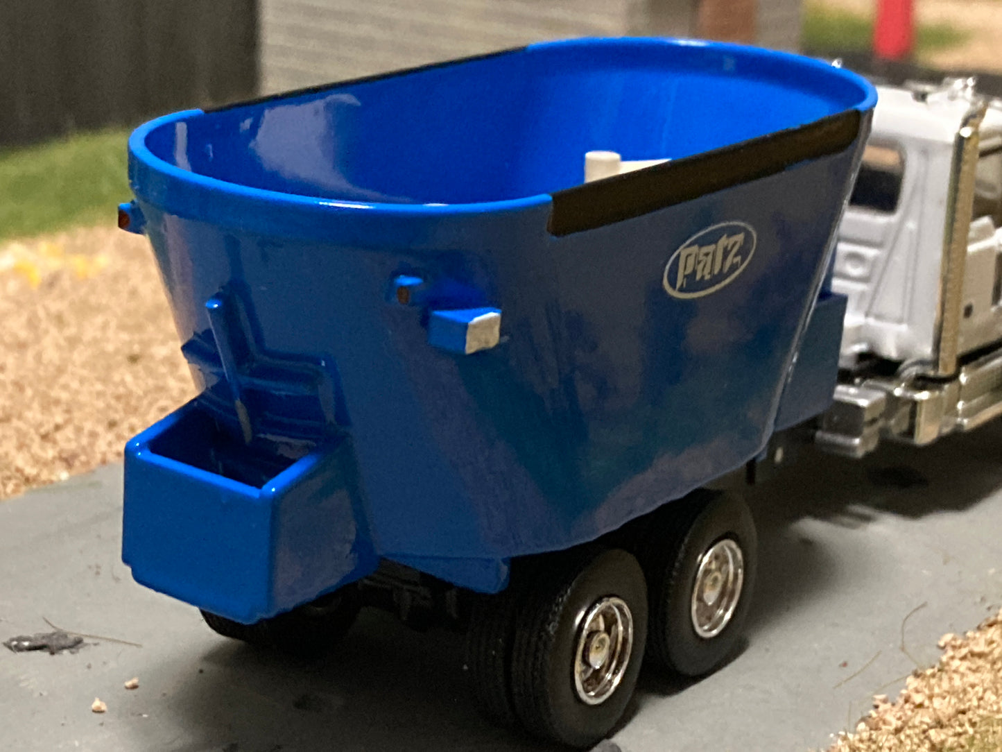 1/64 Vertical Feed Twin Screw Blue on White Mack Granite Truck