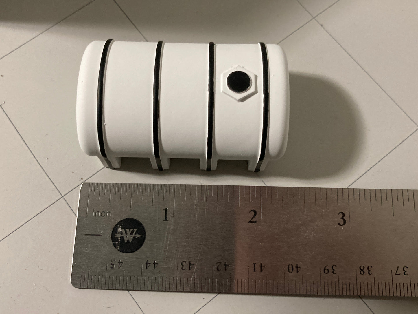 1/64 2,350 Gallon Leg Tank White
