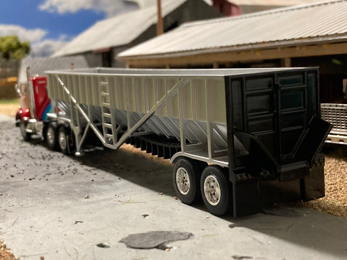 1/64 Live Bottom Belt Trailer Tandem Axle Black Door