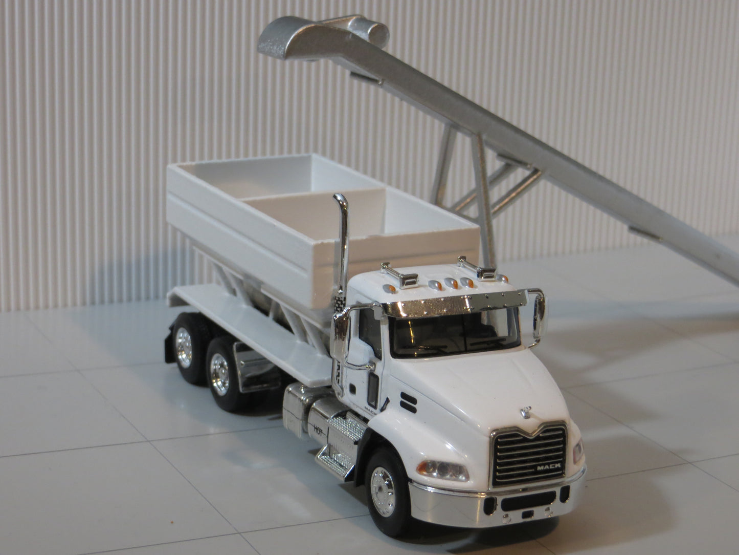 1/64 Fertilizer Tender 2 Hopper