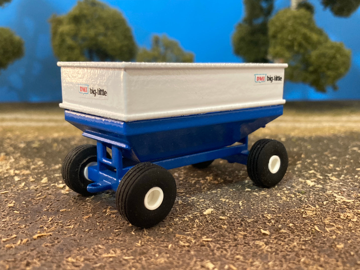 1/64 475 bu. DMI Gravity Wagon