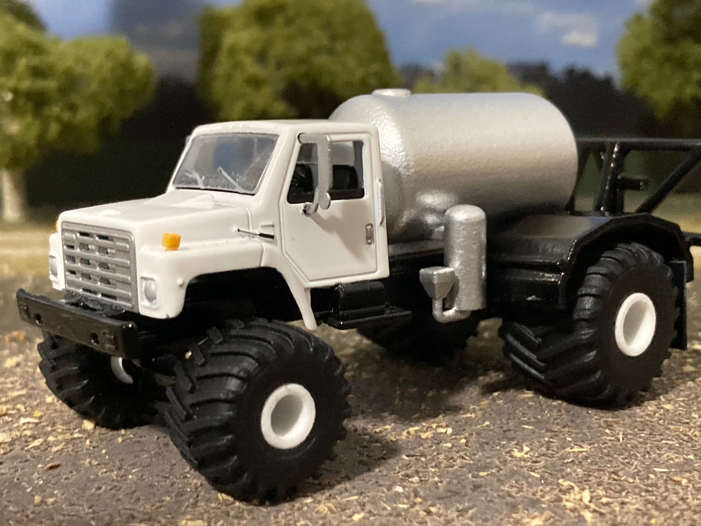 1/64 IH S-Series Floater Sprayer Truck