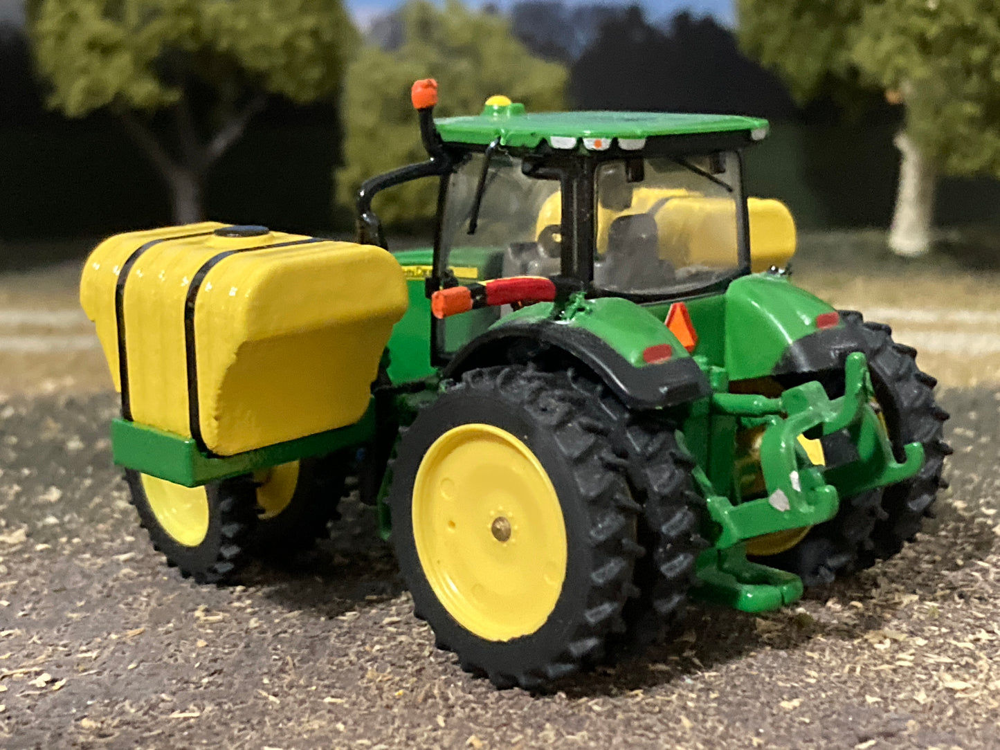 1/64 Big John Saddle Tanks for Straight Frame Tractors (Green/Yellow)