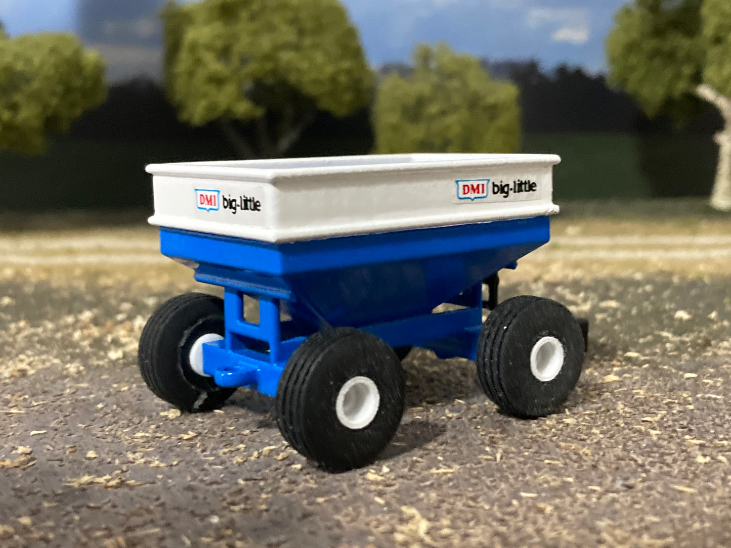 1/64 275 bu. DMI Gravity Wagon