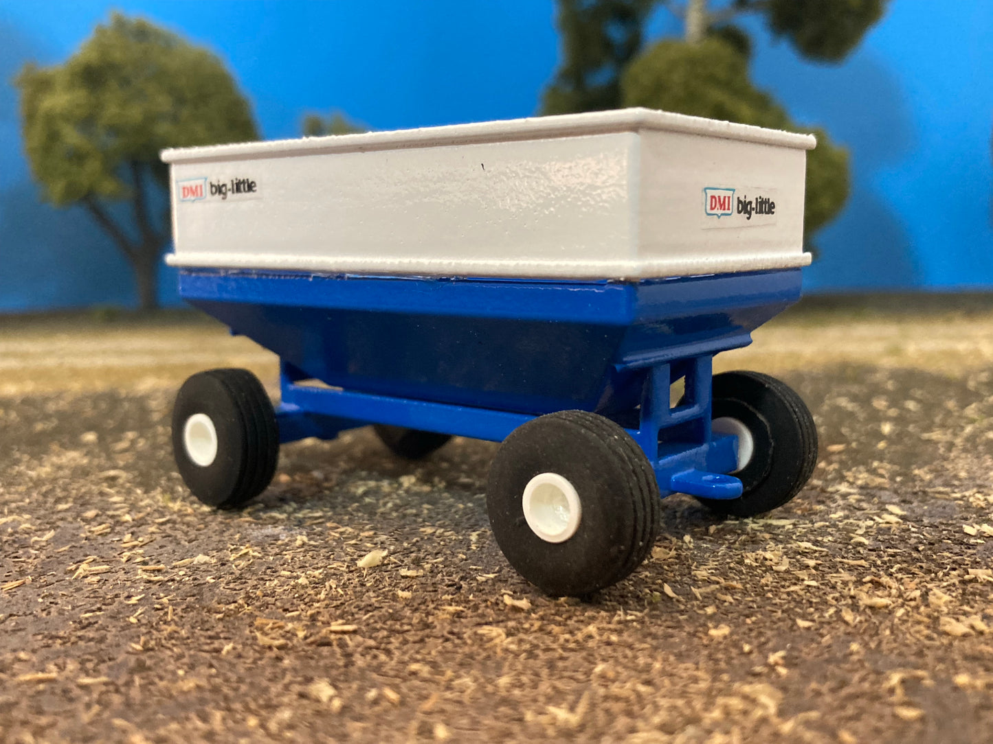 1/64 475 bu. DMI Gravity Wagon