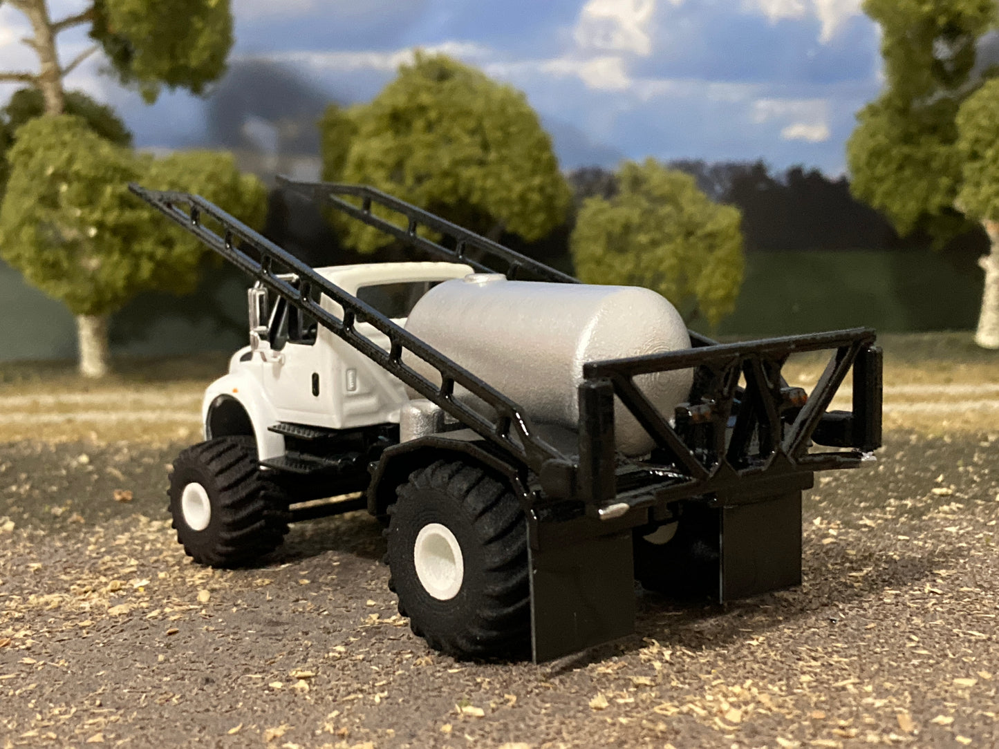 1/64 IH 4400 Floater Sprayer Truck