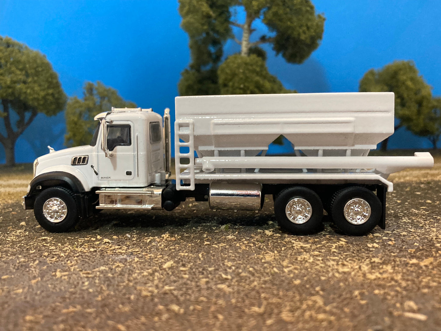 1/64 Fertilizer Tender 2 Hopper on Mack Granite Truck