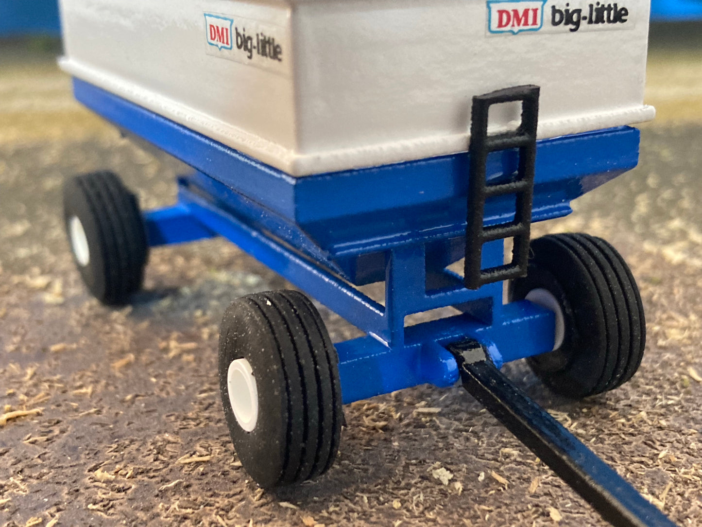 1/64 475 bu. DMI Gravity Wagon