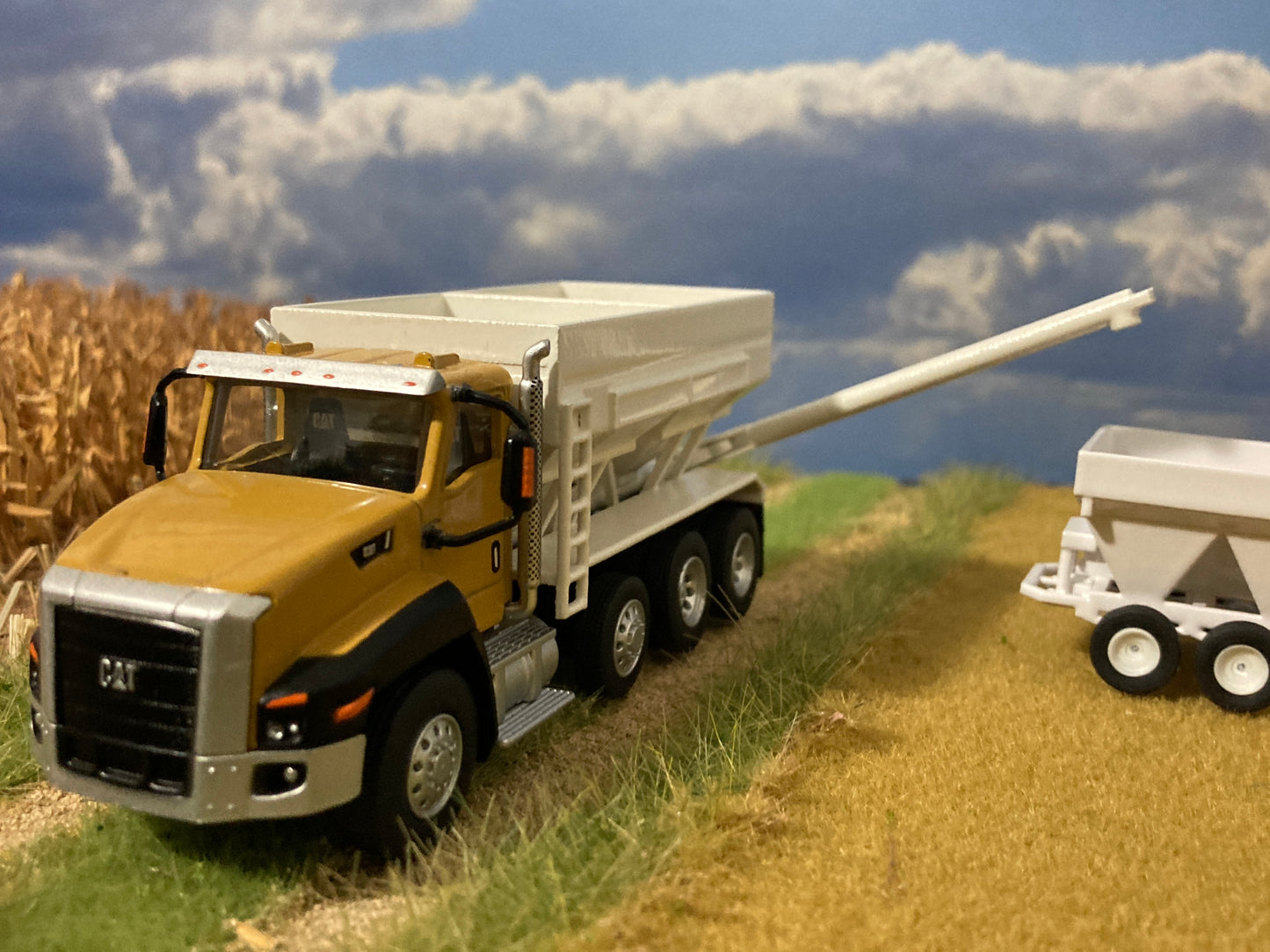 1/64 Cat CT 660 Truck with Fertilizer Tender Yellow