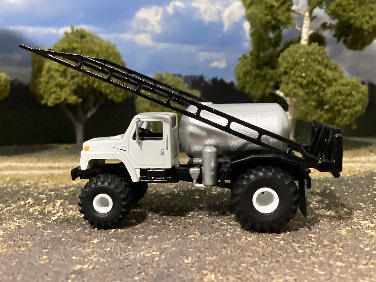 1/64 IH S-Series Floater Sprayer Truck