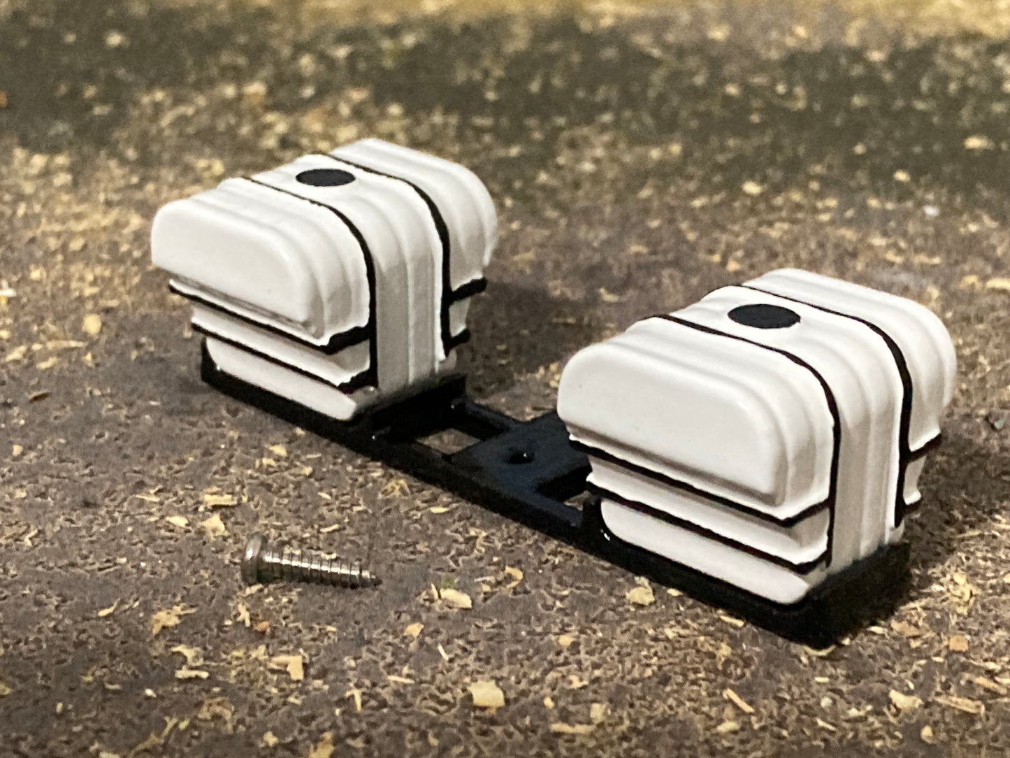 1/64 Big John Saddle Tanks (white/black)