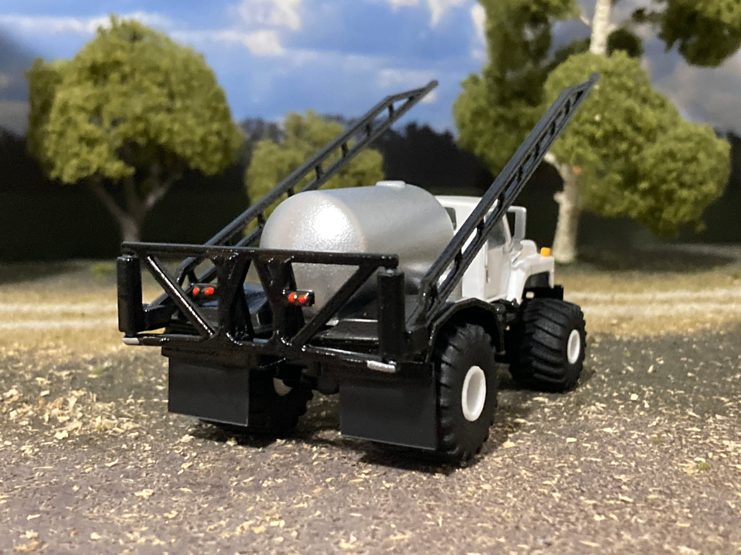 1/64 IH S-Series Floater Sprayer Truck