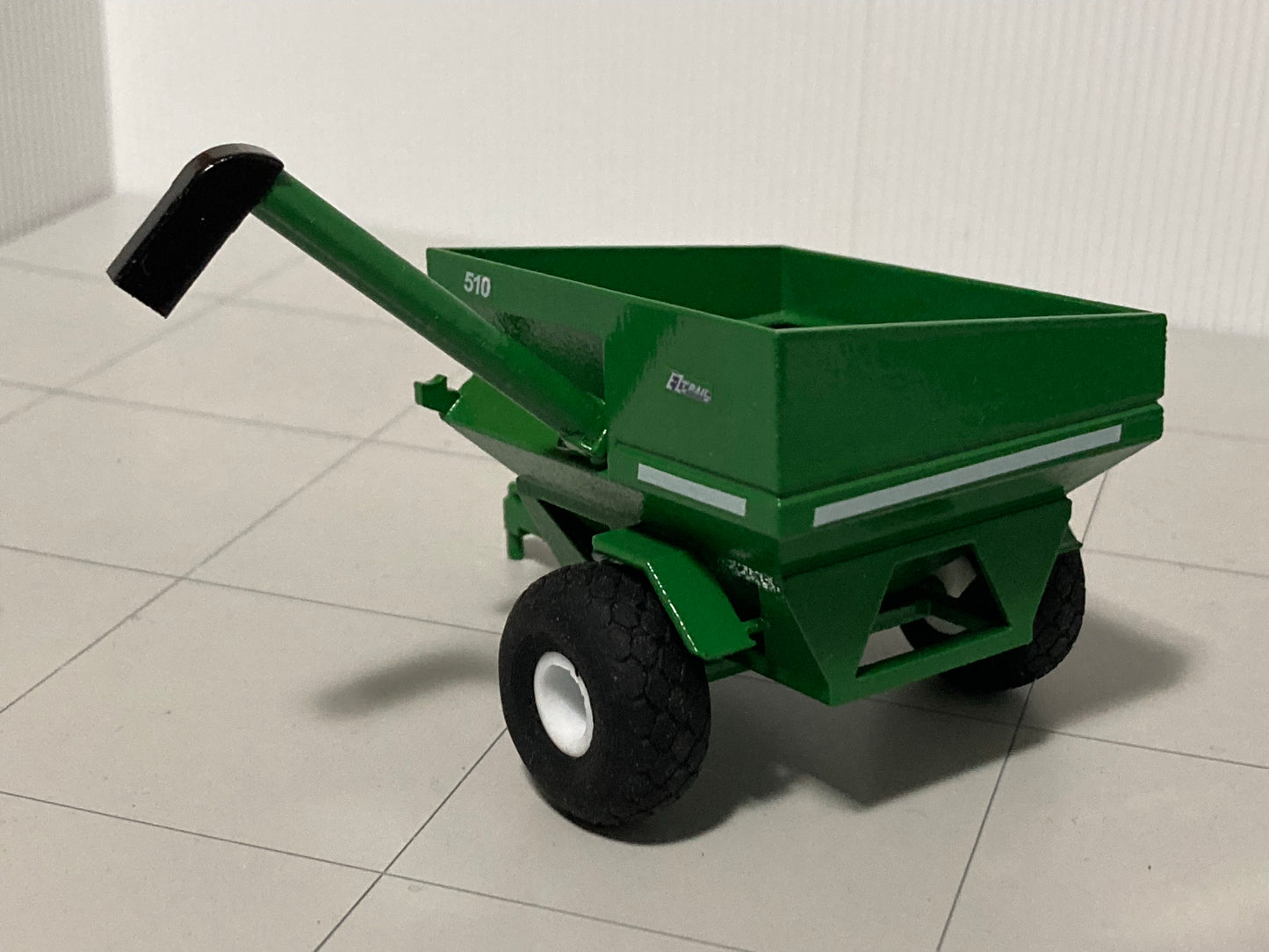 1/64 EZ Trail 510 Grain Cart Green