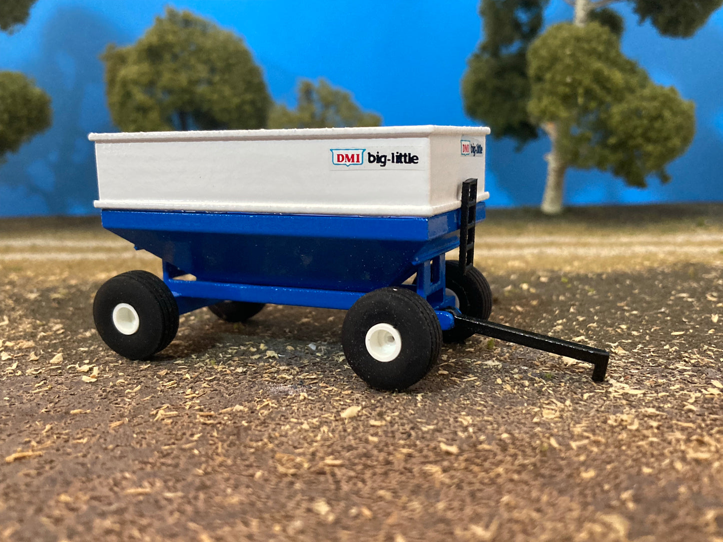 1/64 475 bu. DMI Gravity Wagon
