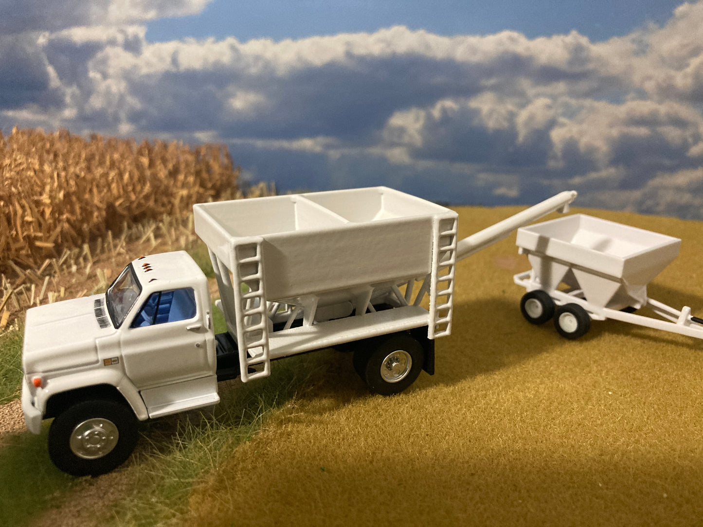 1/64 Rear Discharge Fertilizer Tender on Chevy C60 Truck