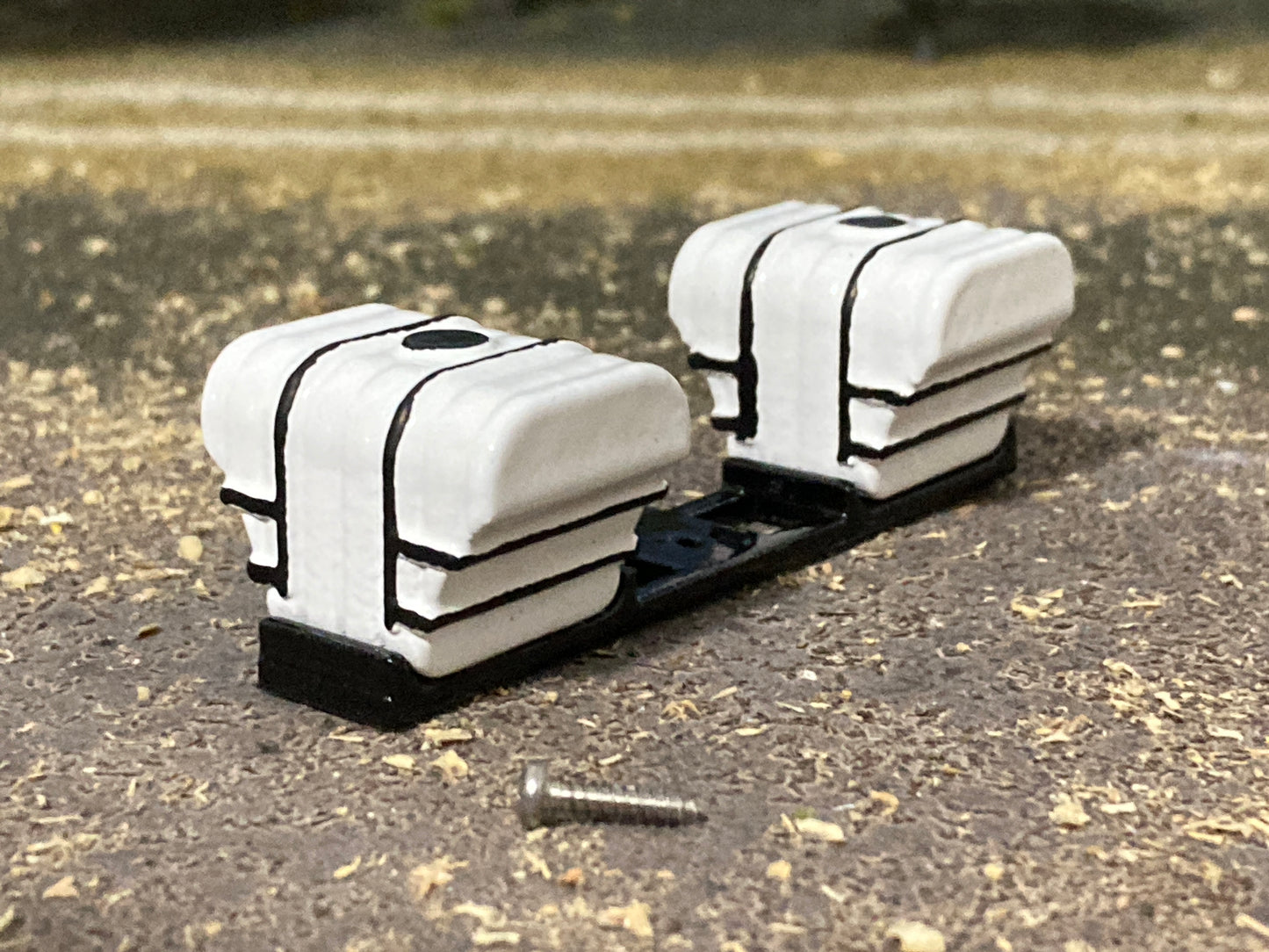 1/64 Big John Saddle Tanks (white/black)