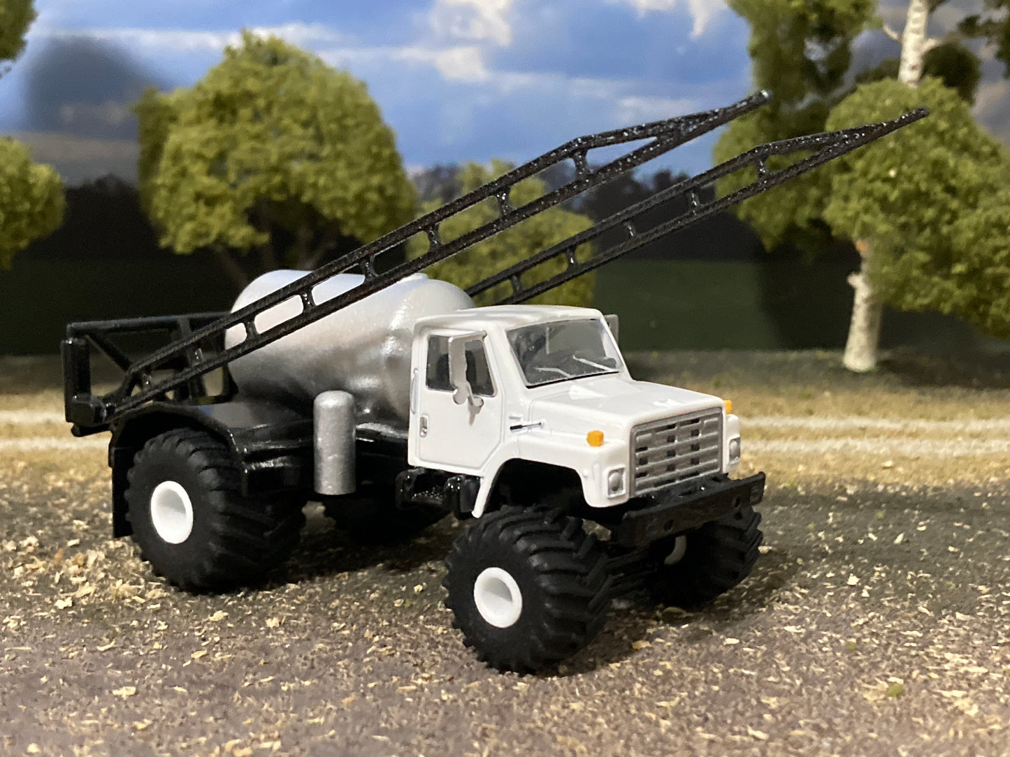 1/64 IH S-Series Floater Sprayer Truck