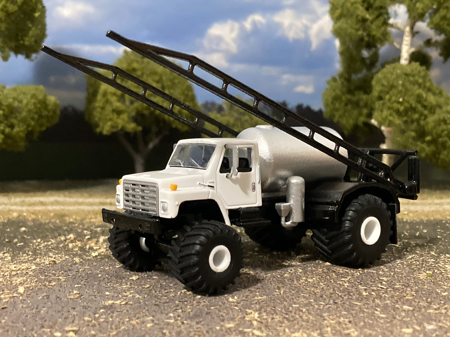 1/64 IH S-Series Floater Sprayer Truck