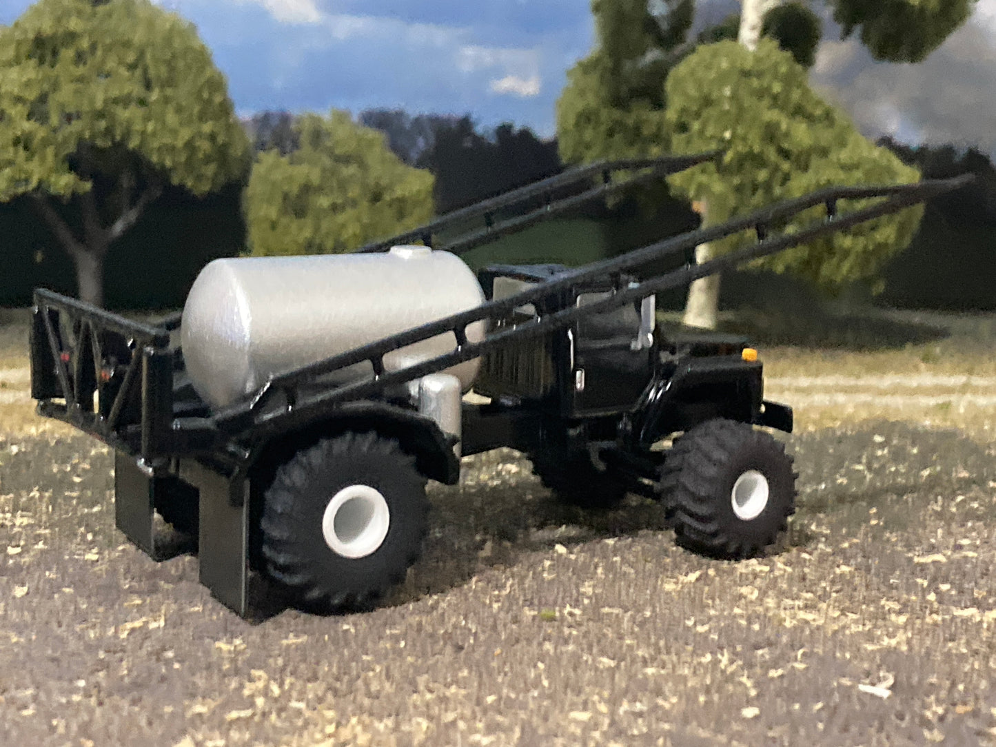 1/64 IH S-Series Floater Sprayer Truck Black