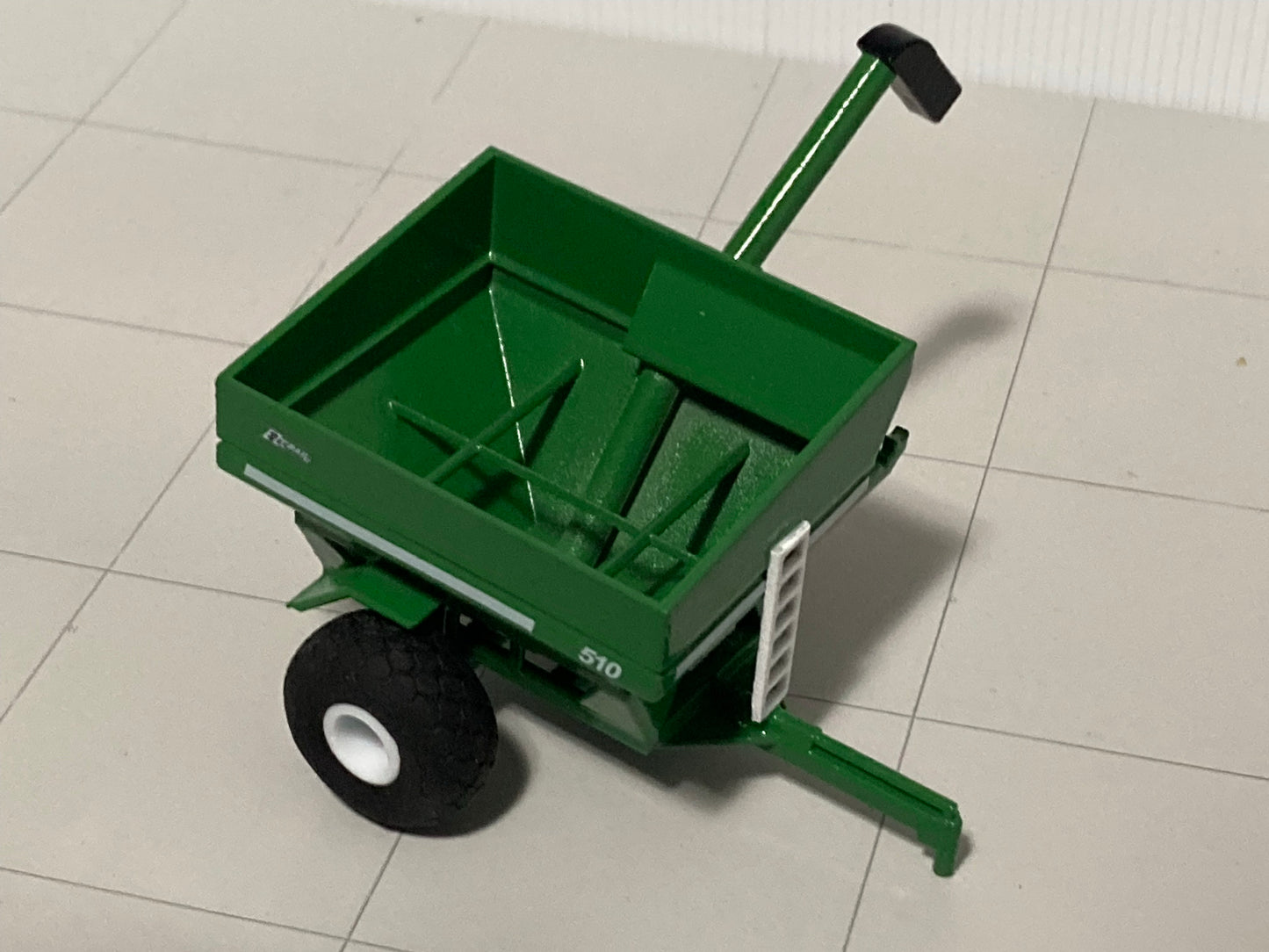 1/64 EZ Trail 510 Grain Cart Green