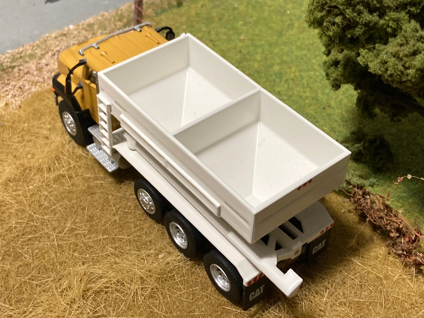 1/64 Cat CT 660 Truck with Fertilizer Tender Yellow