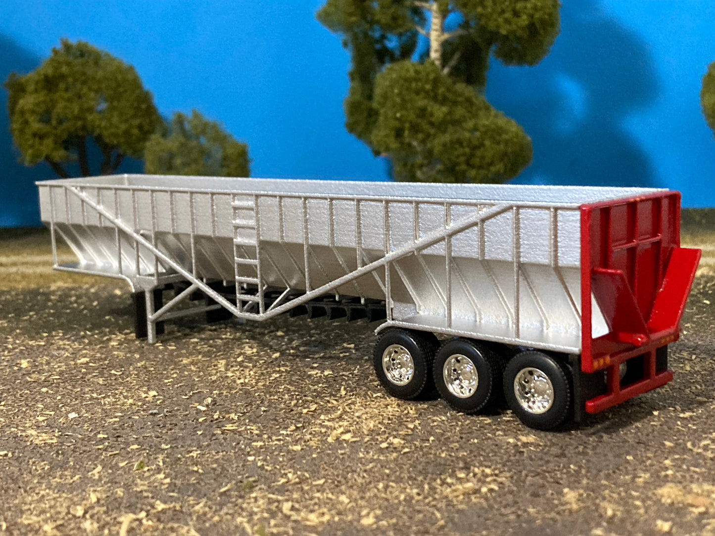 1/64 Live Bottom Belt Trailer Tri Axle Red Door