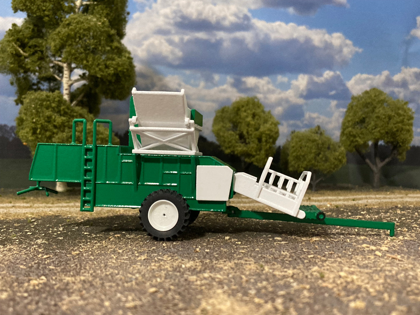 1/64 Bob Model 56 Edible Bean Combine Green