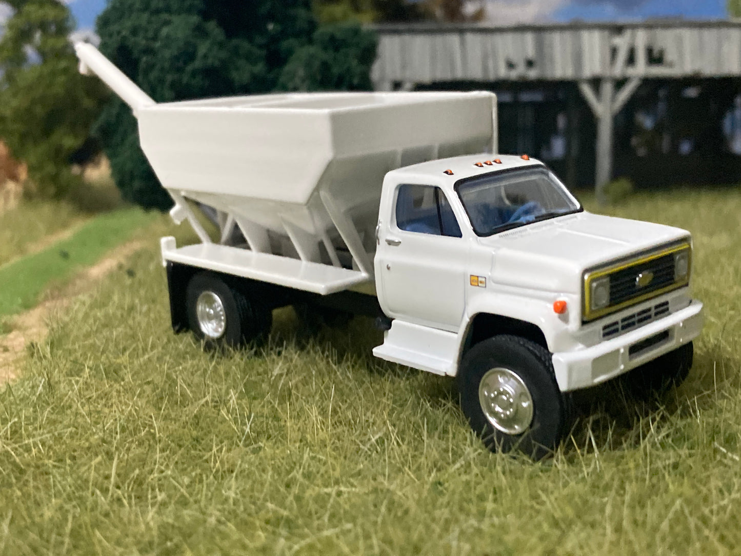 1/64 Rear Discharge Fertilizer Tender on Chevy C60 Truck