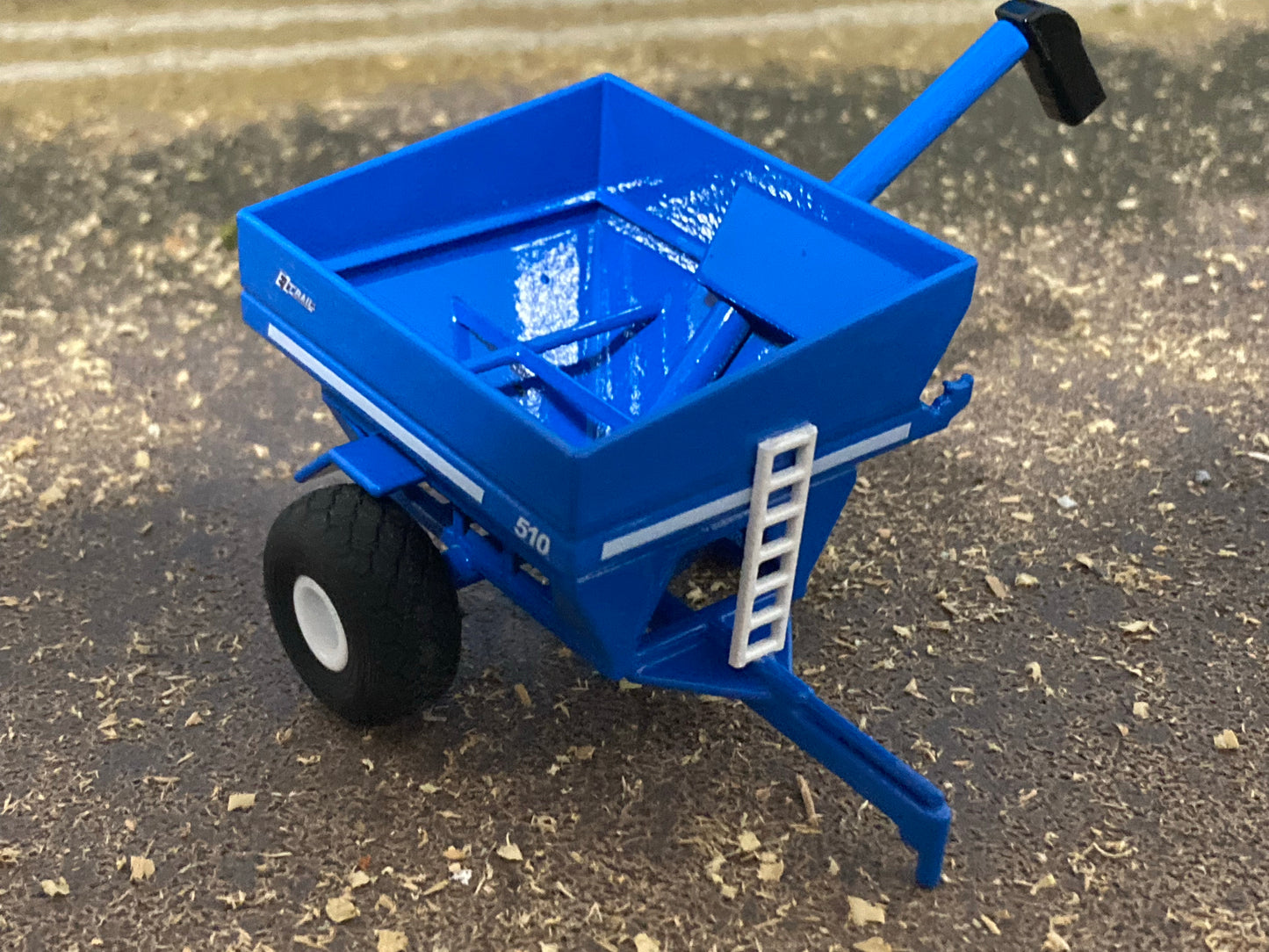 1/64 EZ Trail 510 Grain Cart Blue
