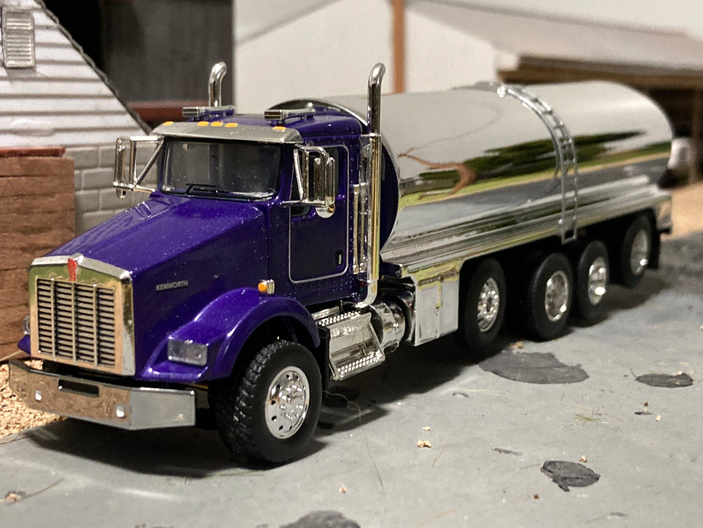 1/64 Milk Truck Quad Axle Kenworth T800 Truck Blue