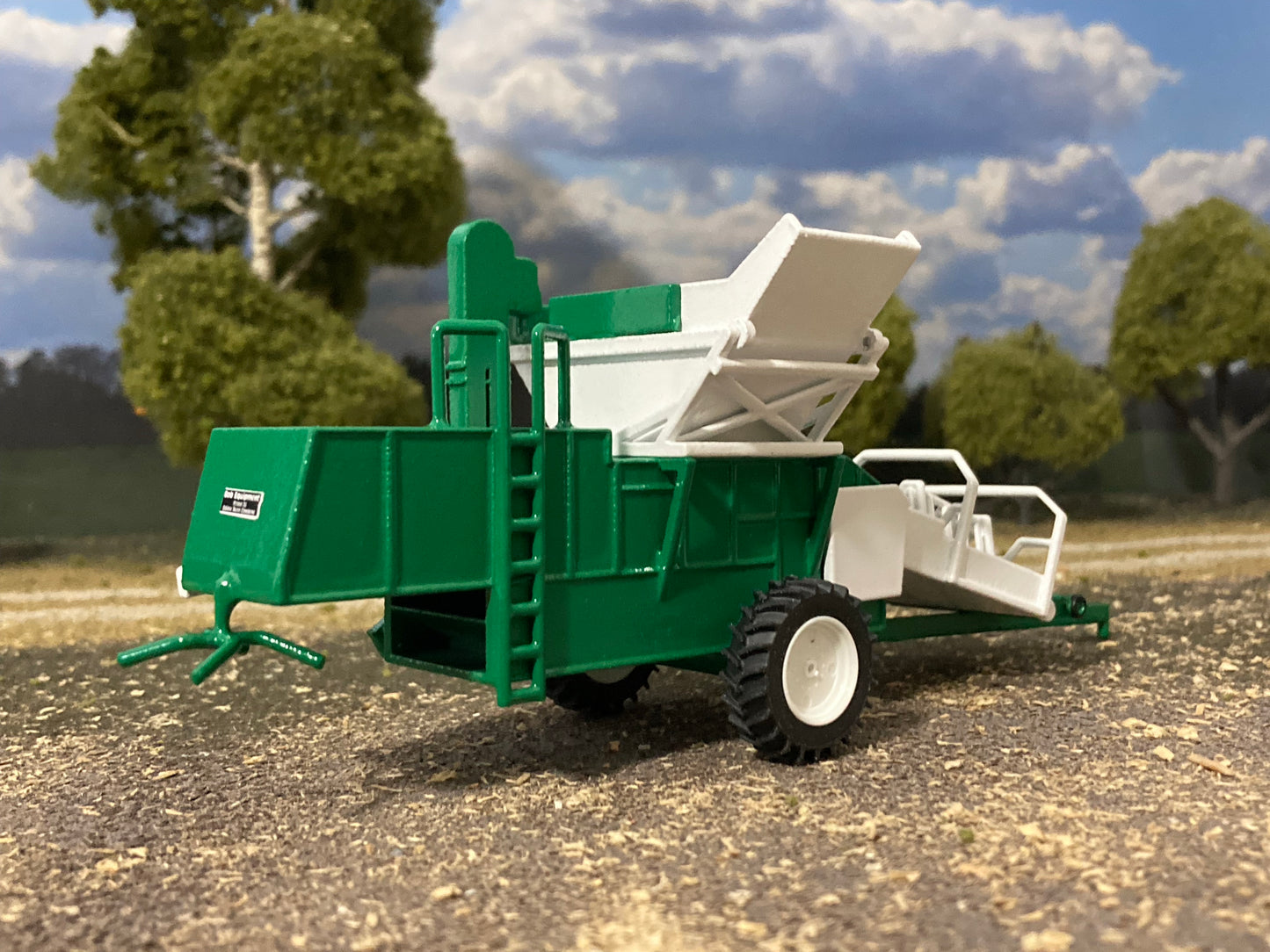 1/64 Bob Model 56 Edible Bean Combine Green