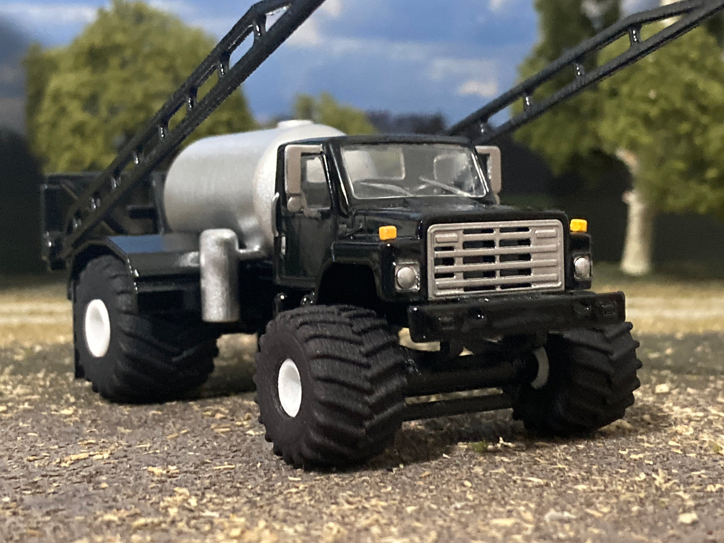 1/64 IH S-Series Floater Sprayer Truck Black