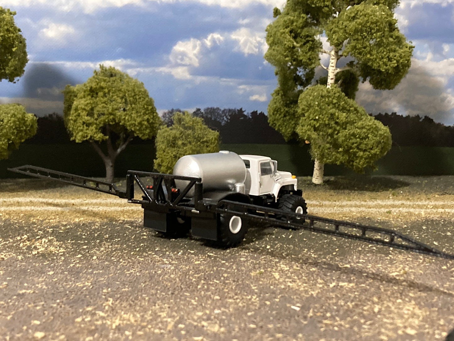 1/64 IH S-Series Floater Sprayer Truck