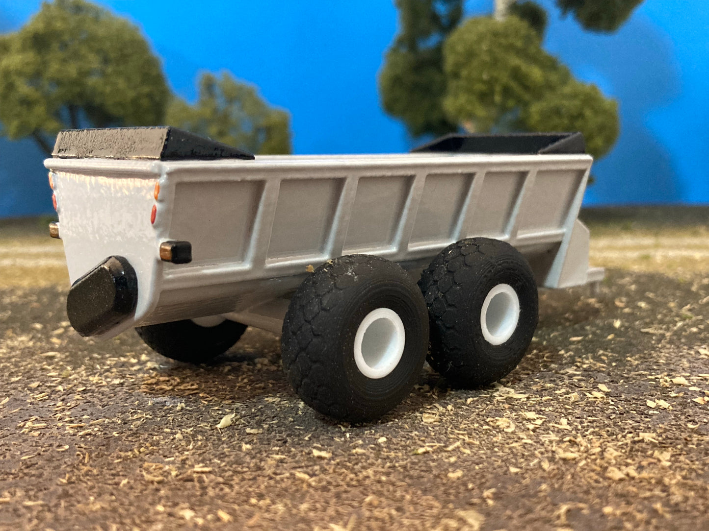 1/64 Gray V Tank Manure Spreader