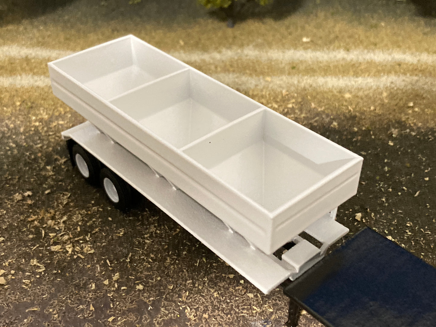 1/64 Fertilizer Tender Trailer 3 Hopper 24 Ton White Wheels