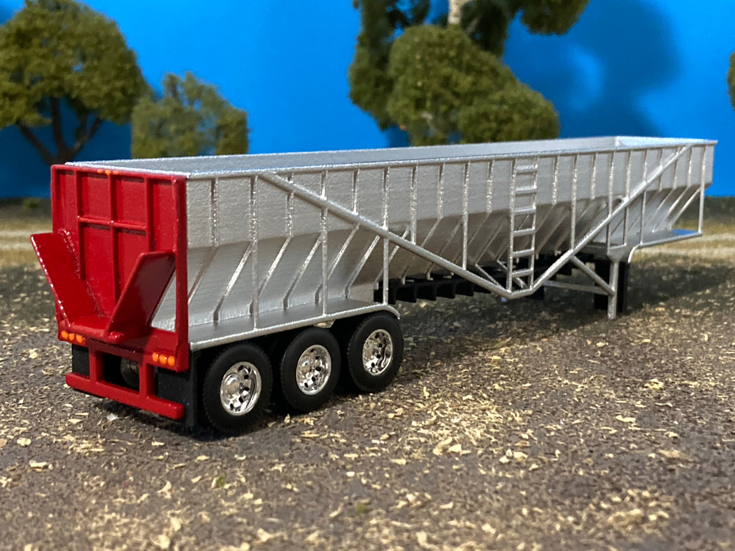 1/64 Live Bottom Belt Trailer Tri Axle Red Door