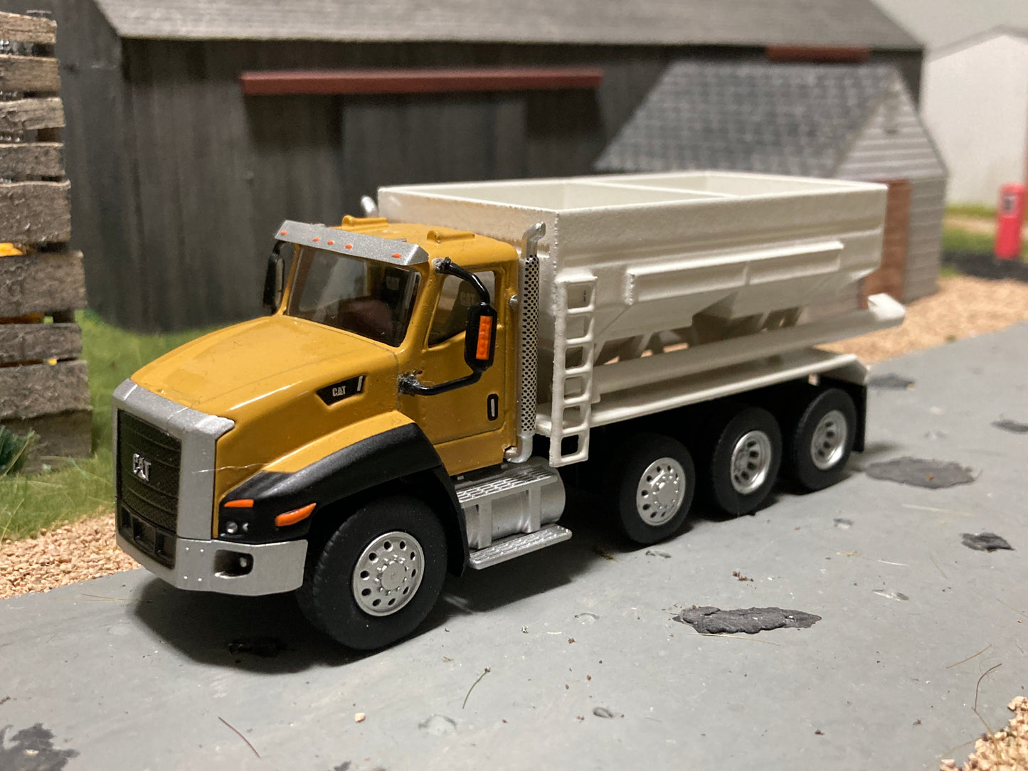 1/64 Cat CT 660 Truck with Fertilizer Tender Yellow