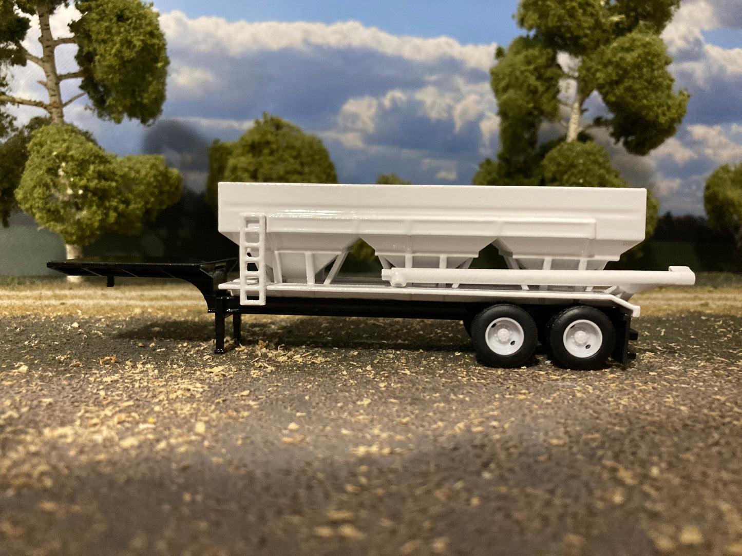 1/64 Fertilizer Tender Trailer 3 Hopper 24 Ton White Wheels