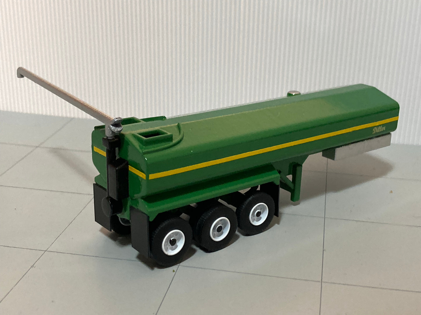 1/64 Diller Manure Spreader Trailer Tri Axle