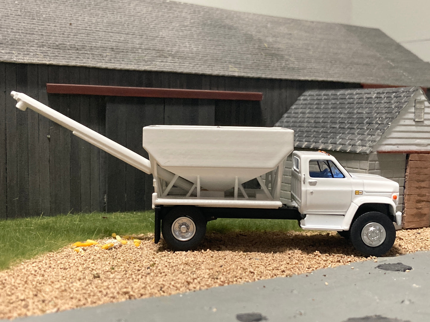 1/64 Rear Discharge Fertilizer Tender on Chevy C60 Truck