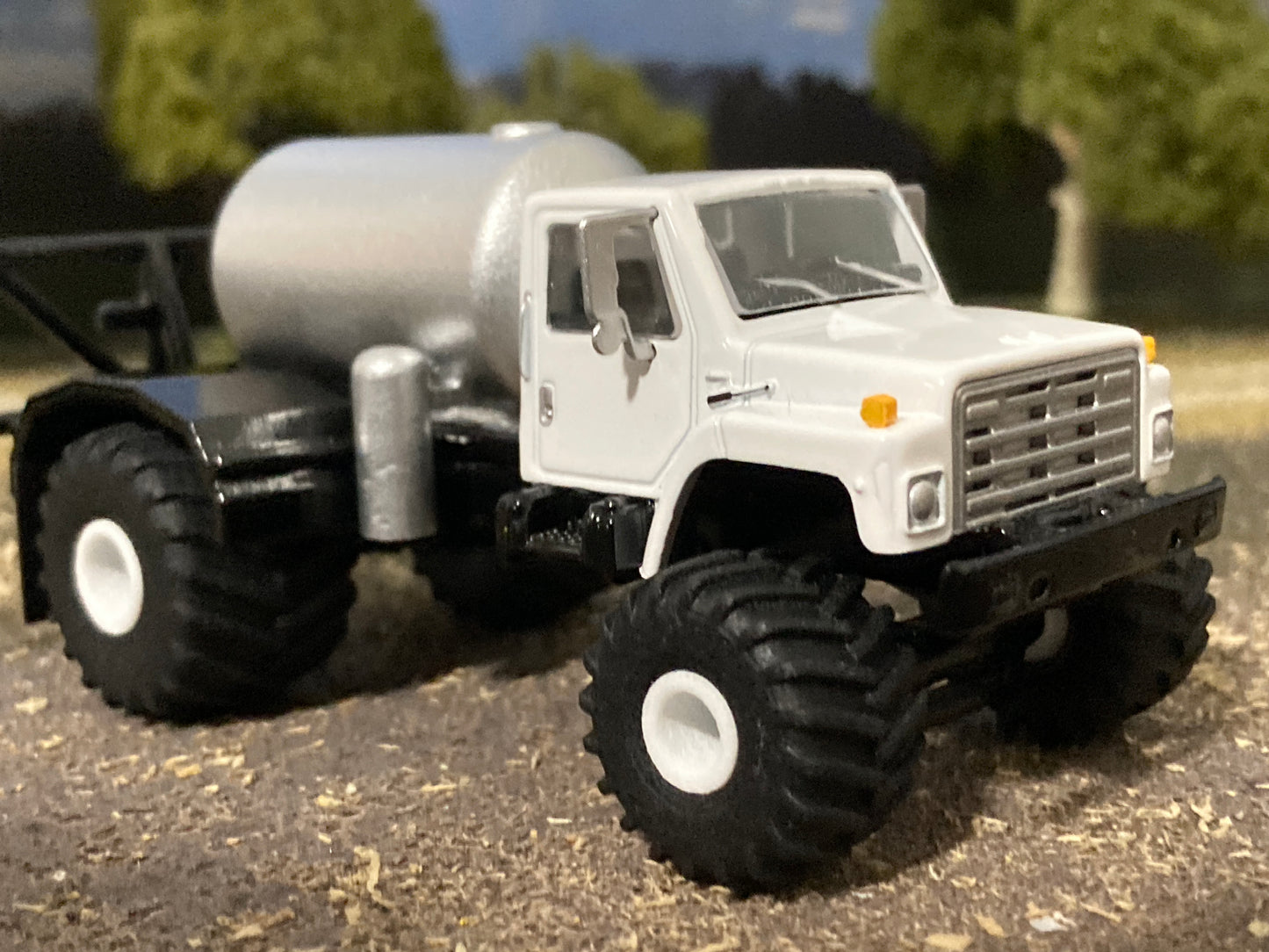 1/64 IH S-Series Floater Sprayer Truck