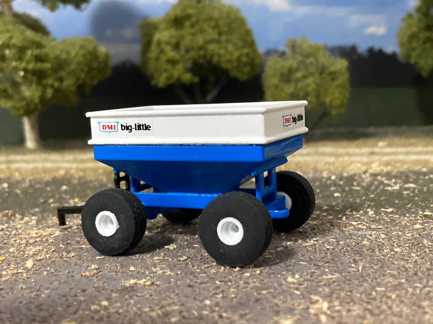 1/64 275 bu. DMI Gravity Wagon