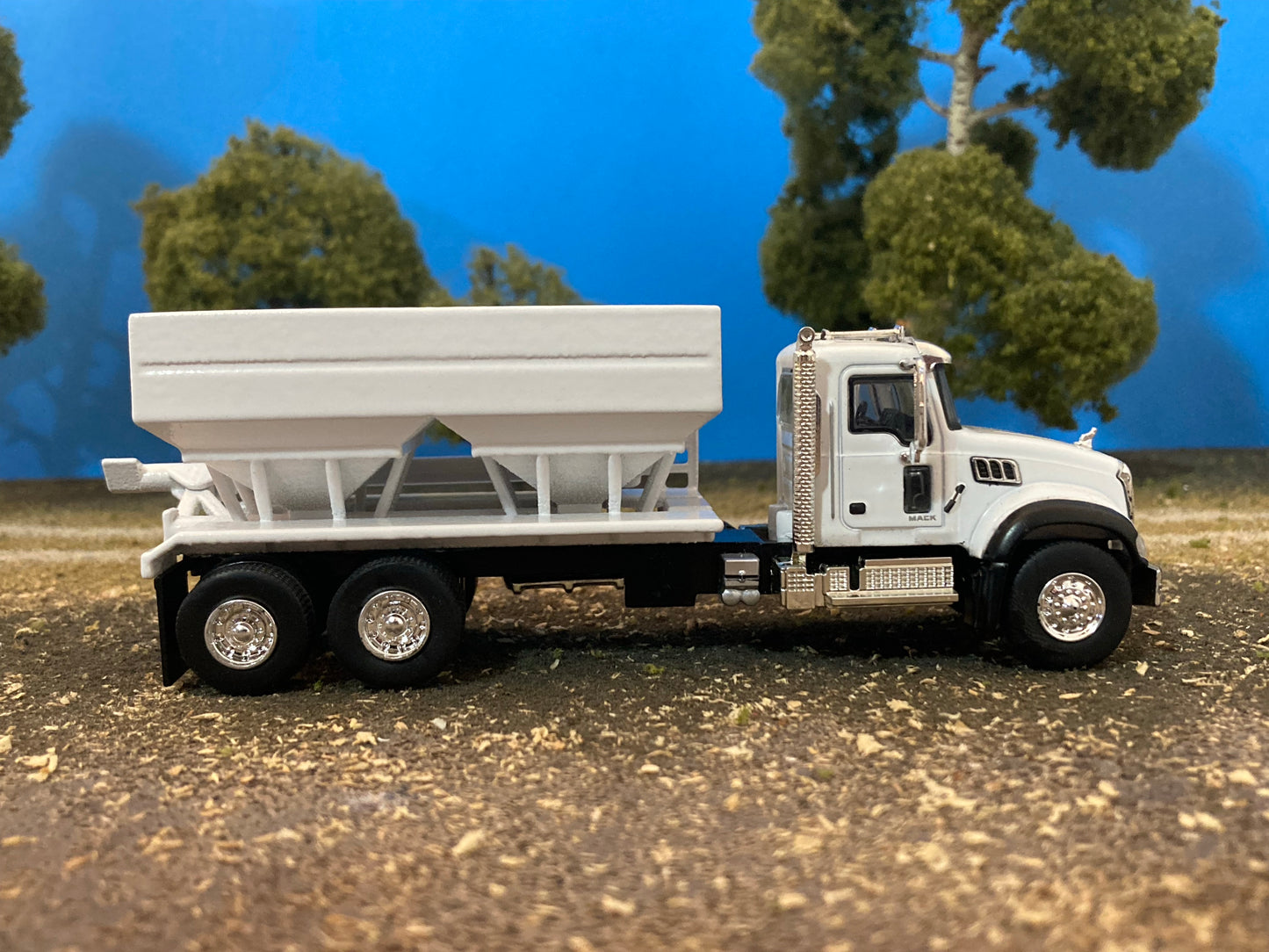 1/64 Fertilizer Tender 2 Hopper on Mack Granite Truck