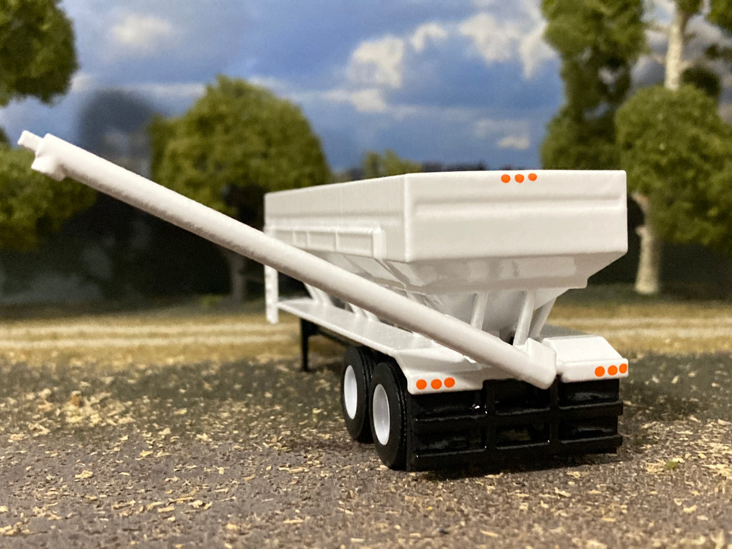 1/64 Fertilizer Tender Trailer 3 Hopper 24 Ton White Wheels