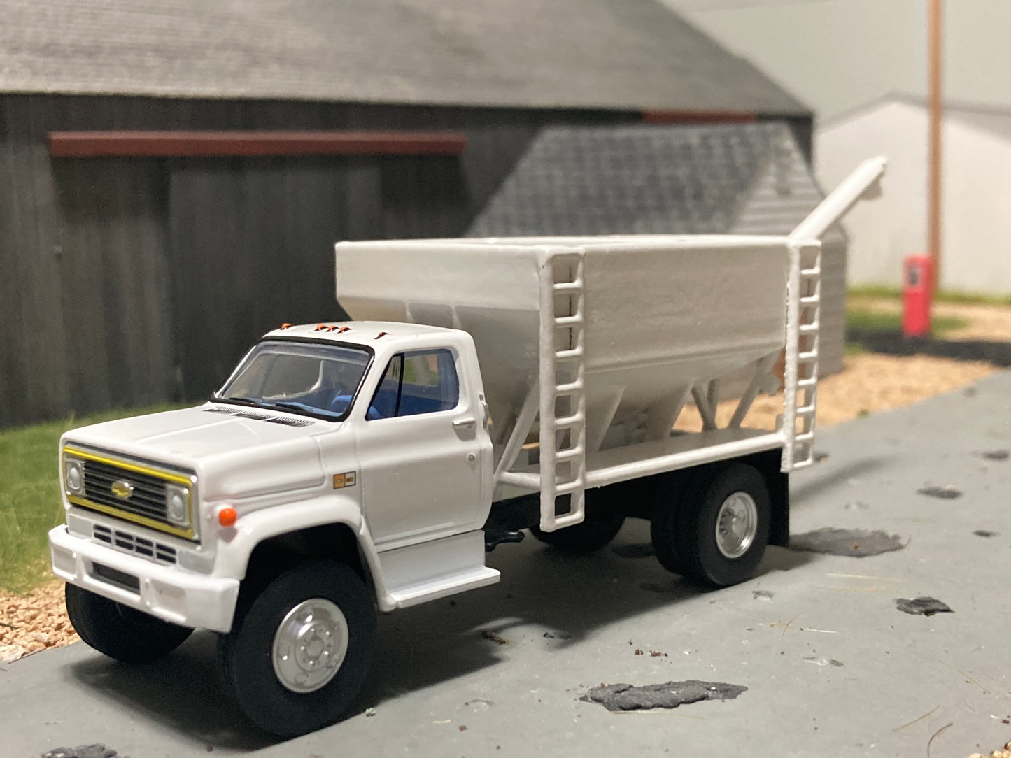 1/64 Rear Discharge Fertilizer Tender on Chevy C60 Truck