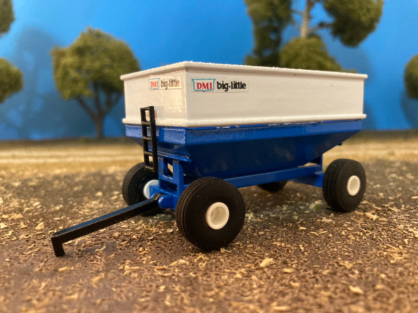 1/64 475 bu. DMI Gravity Wagon