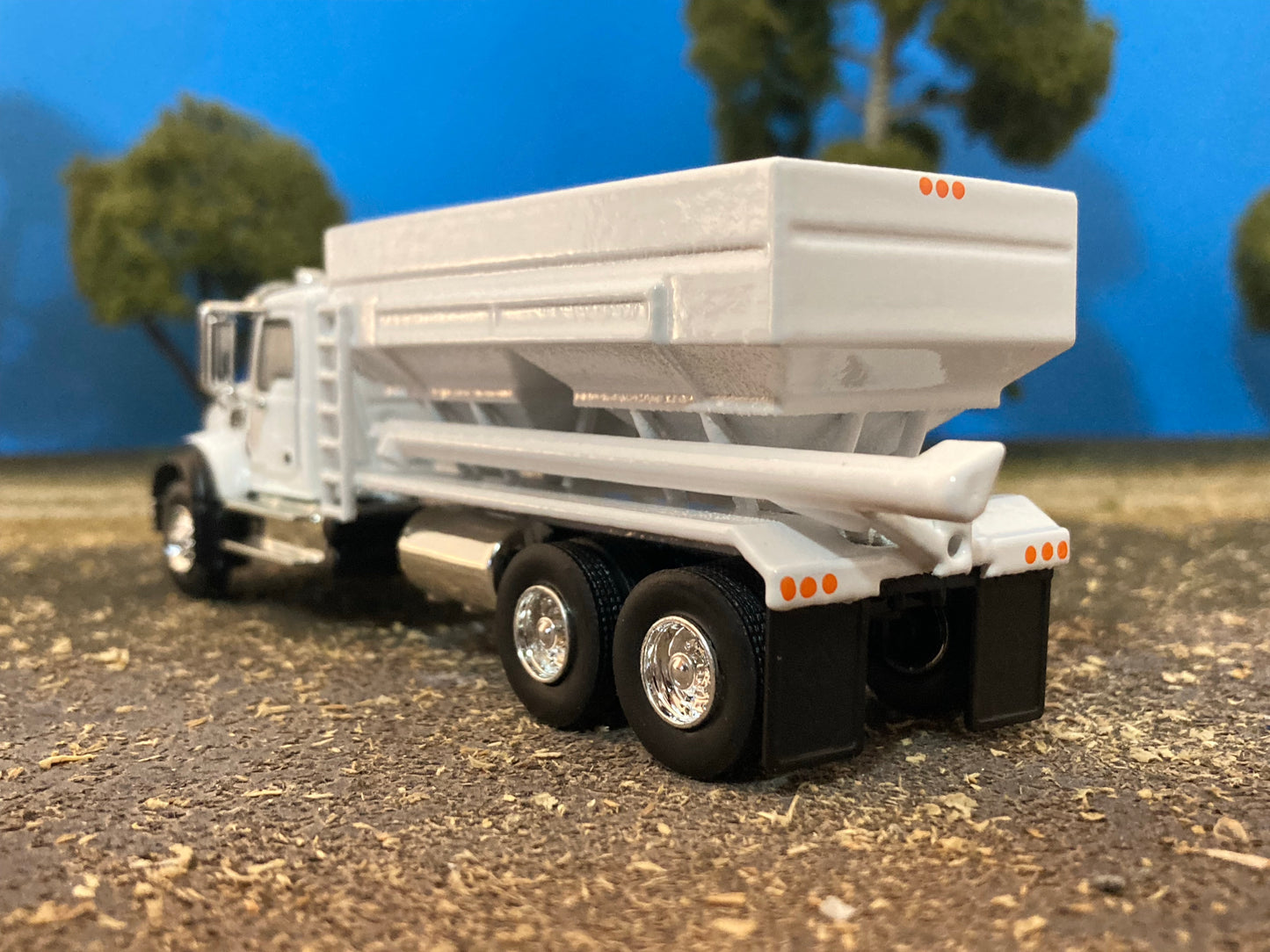 1/64 Fertilizer Tender 2 Hopper on Mack Granite Truck