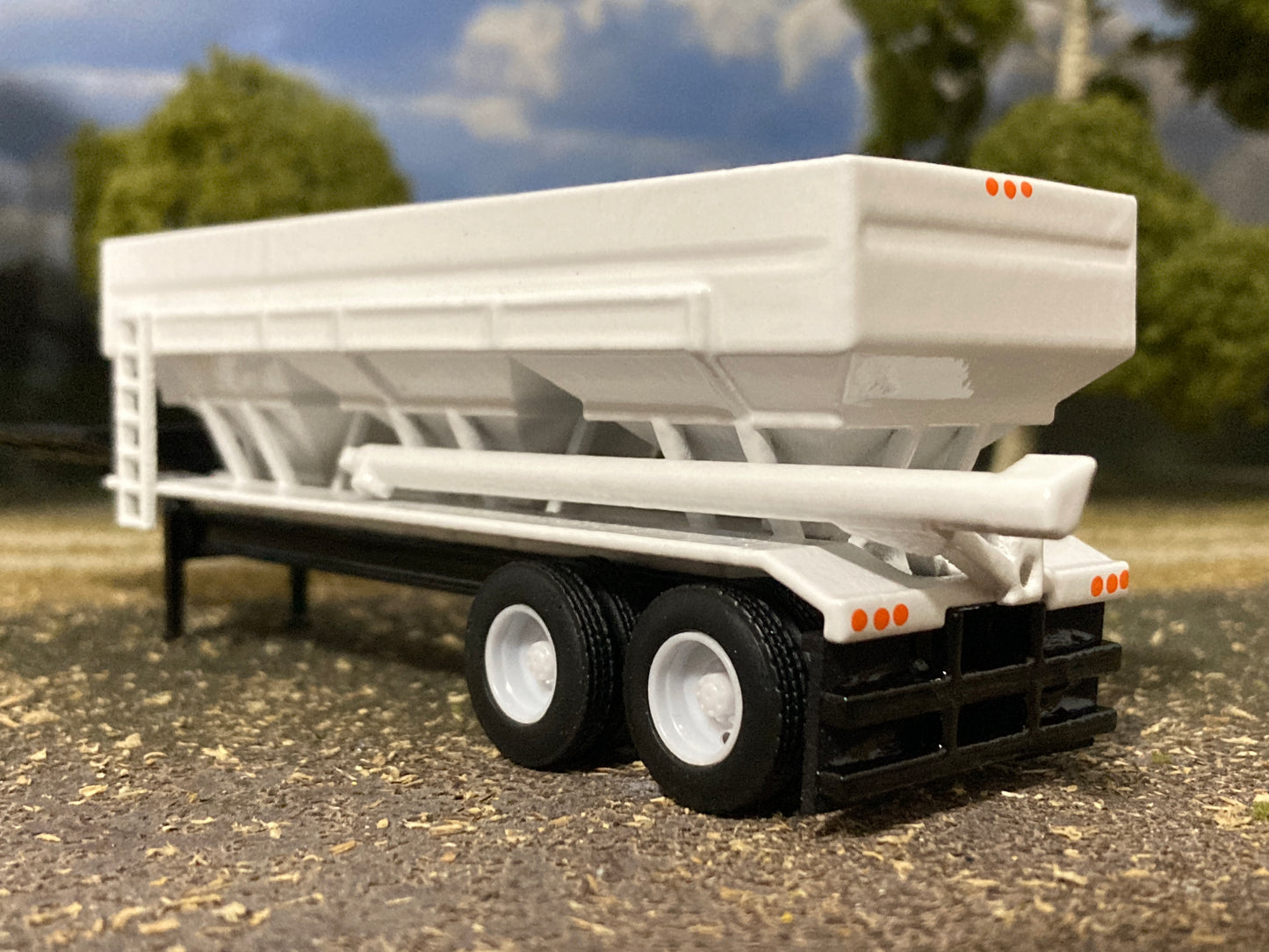 1/64 Fertilizer Tender Trailer 3 Hopper 24 Ton White Wheels